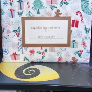 Cupcakes and Cashmere Christmas King size sheets